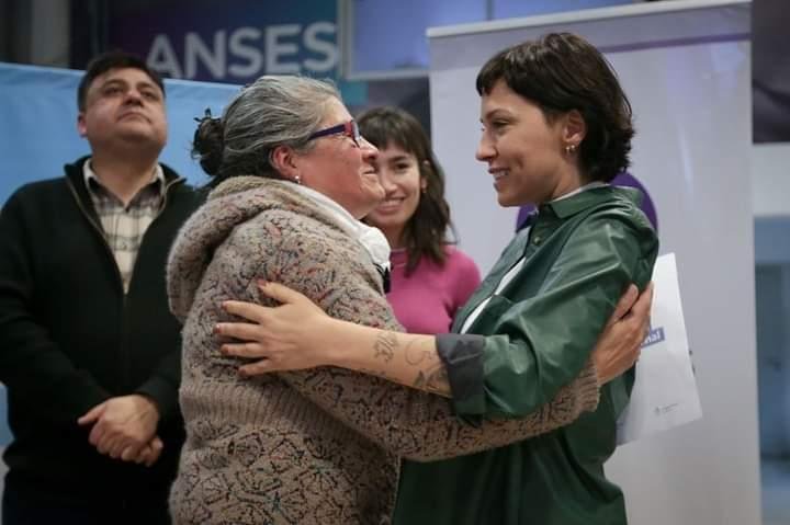 Mayra Mendoza entregó resoluciones de ANSES: "Hay gobiernos que trabajan para garantizar derechos..."