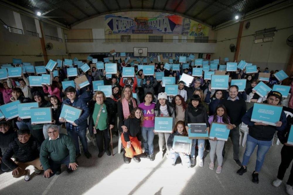 Mayra Mendoza inauguró un Centro Comunitario y 40 cuadras de pavimentos