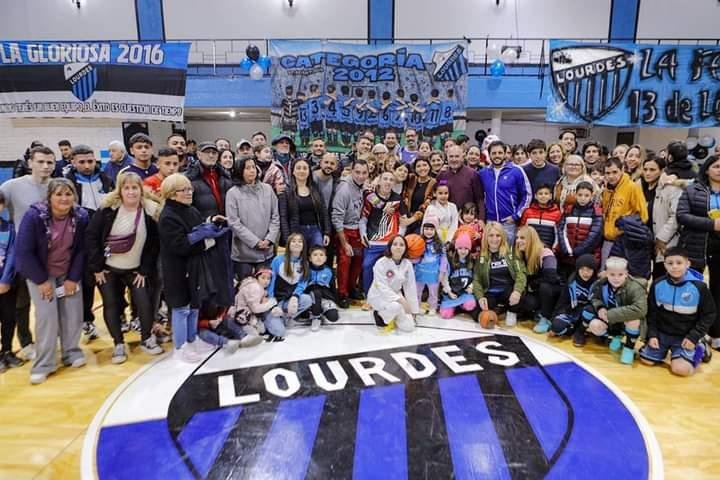 Inauguraron la nueva cancha de parquet de la Sociedad de Fomento "Nuestra Señora de Lourdes"