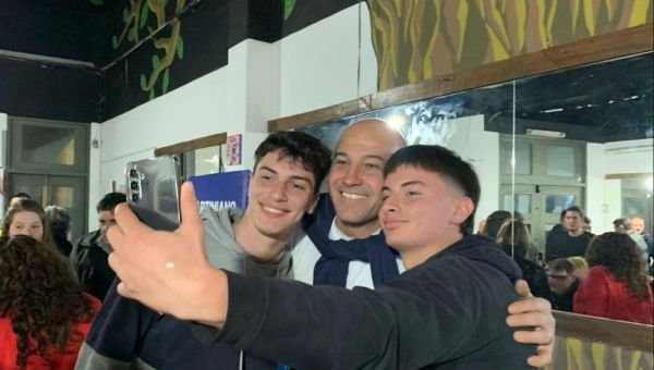 Martiniano Molina con jóvenes en Quilmes Oeste: "Debemos asegurarles empleo y educación de calidad"