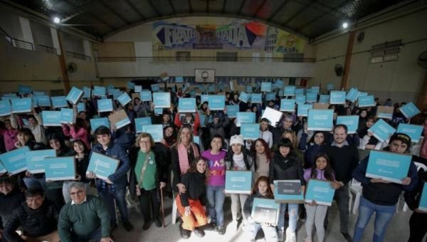 Mayra Mendoza inauguró un Centro Comunitario y 40 cuadras de pavimentos