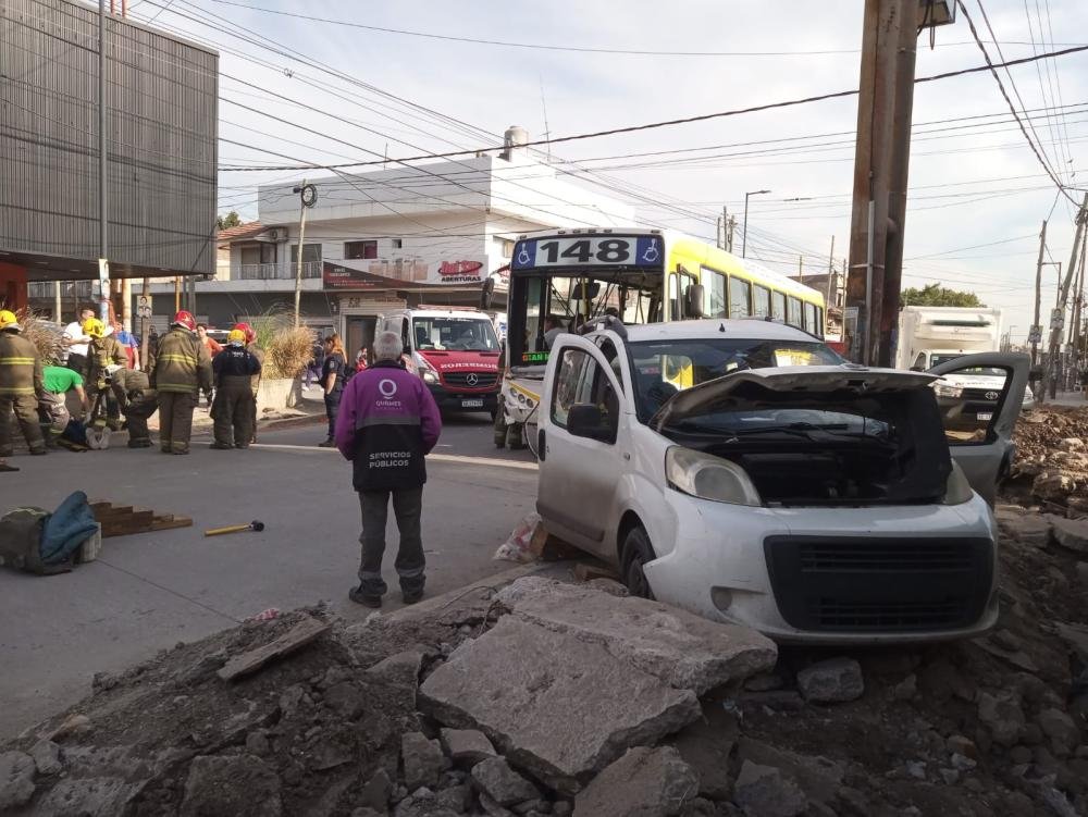 Colectivo y camioneta chocaron violentamente: Varios heridos