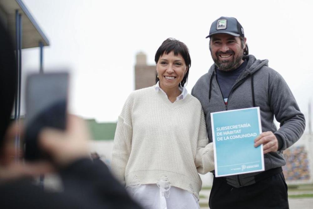 Mayra Mendoza entregó 75 lotes adjudicados a vecinos del barrio Santa Lucía