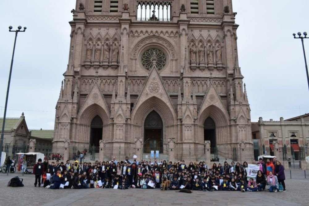 Alumnos de colegios de la diócesis de Quilmes peregrinaron a Luján