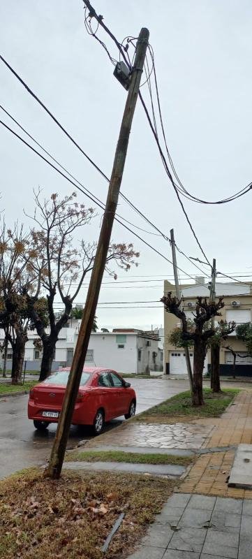 Reclamo vecinal por un poste de luz con peligro de caída