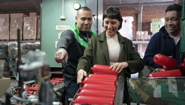 Mayra Mendoza visitó una empresa en Quilmes Oeste