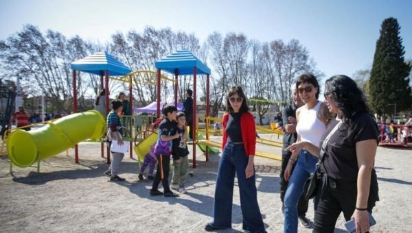 Mayra Mendoza recorrió la obra de puesta en valor de la plaza "Campito Carlos Maier"