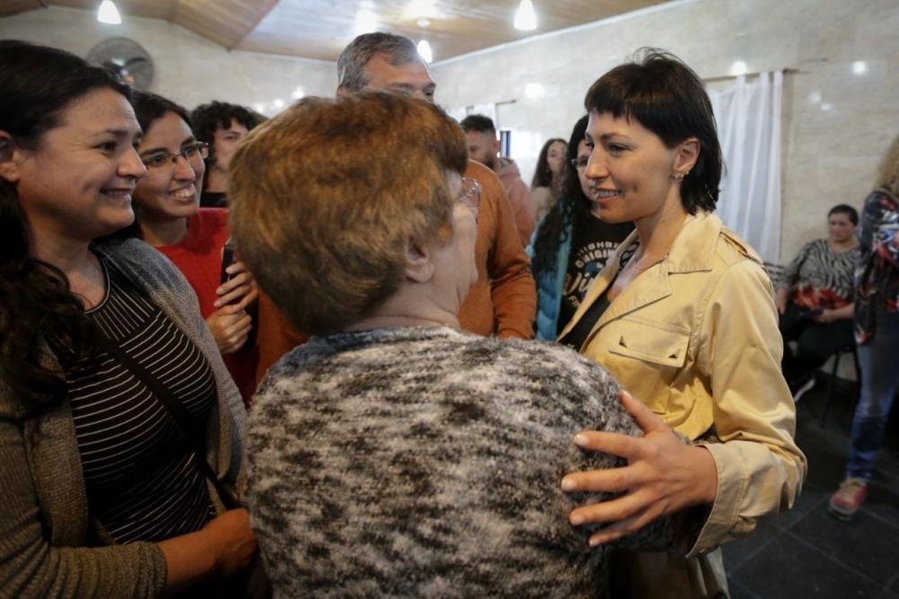 Mayra Mendoza visitó una sociedad de fomento y se reunió con vecinos de la IAPI