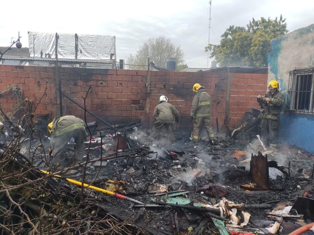 Una casa se prendió fuego en el Barrio Los Eucaliptus: Un herido