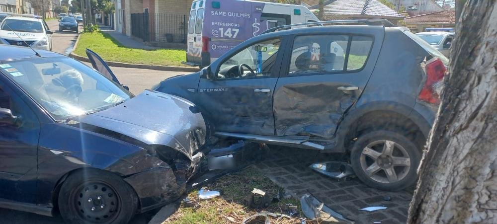 Fuerte choque entre dos autos dejó un herido