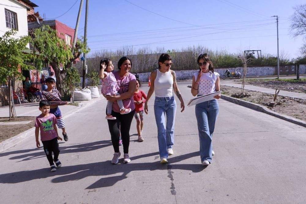 Mayra Mendoza supervisó la obra de pavimentos y veredas en la IAPI