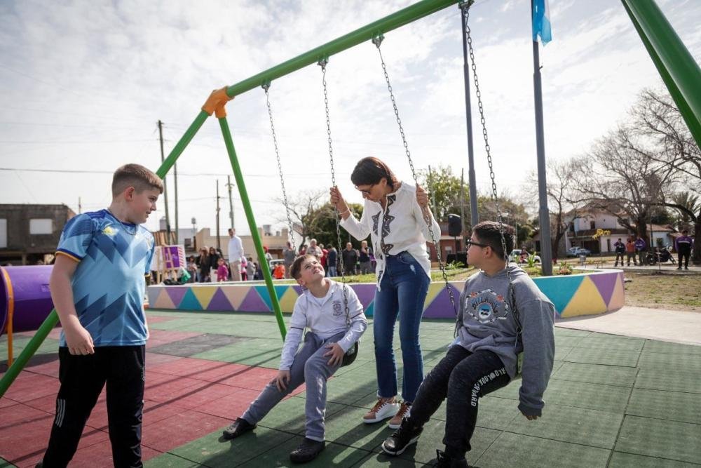 Mayra Mendoza presentó la obra de remodelación integral de la Plaza "Juan Carlos Ferri"