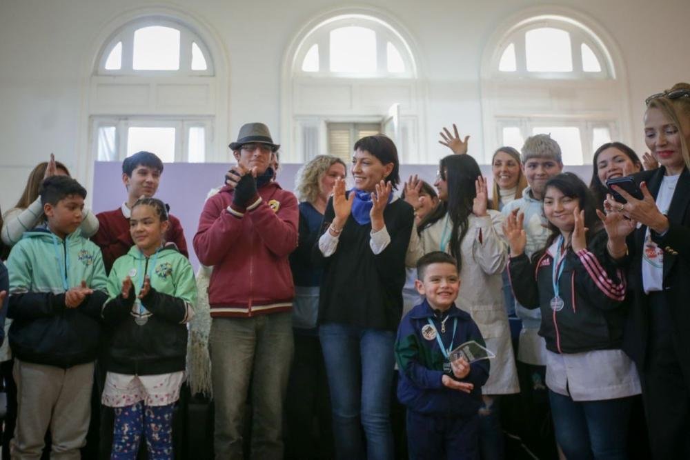 Reconocen a estudiantes de Quilmes en instancias provinciales de Educación y Debate