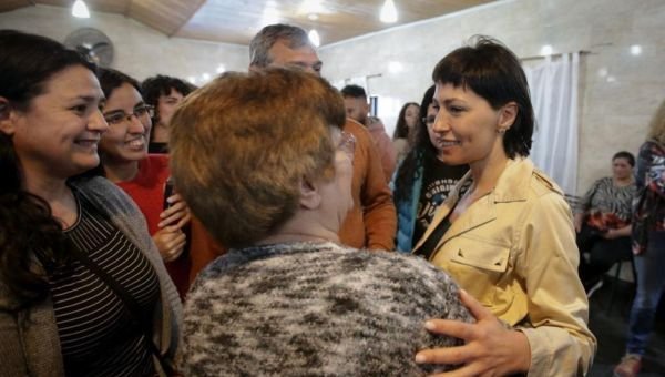 Mayra Mendoza visitó una sociedad de fomento y se reunió con vecinos de la IAPI