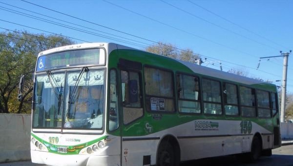 Paro de colectivos de la línea MOQSA por medida gremial