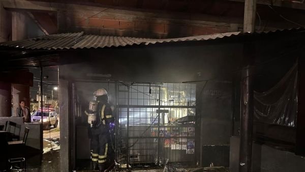 Bomberos combatieron incendio en un comercio gastronómico: Un herido en grave estado