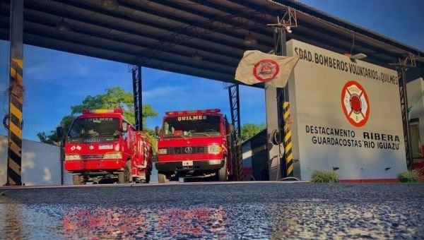 Bomberos rescataron a una persona que cayó a un pozo de 4 metros