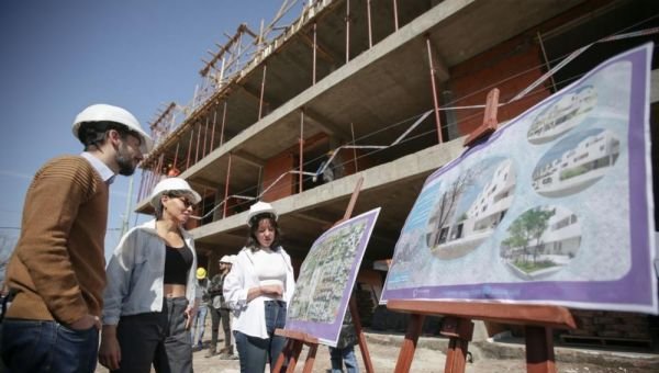 Mayra Mendoza recorrió las obras de 48 viviendas en el barrio Frattasi