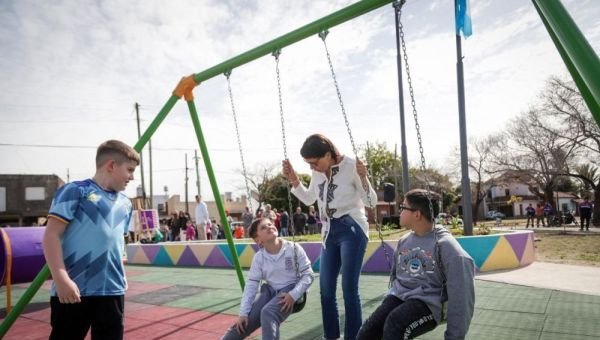 Mayra Mendoza presentó la obra de remodelación integral de la Plaza "Juan Carlos Ferri"