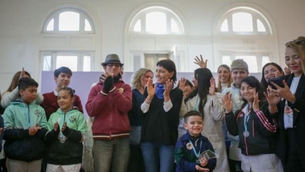 Reconocen a estudiantes de Quilmes en instancias provinciales de Educación y Debate