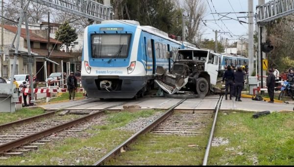 Un camión fue embestido por el Tren Roca: El conductor salió ileso