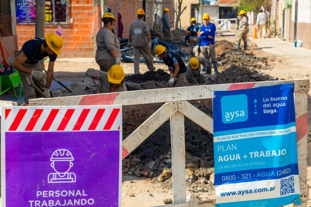 AySA trabaja para llegar con agua potable a más barrios populares de Quilmes