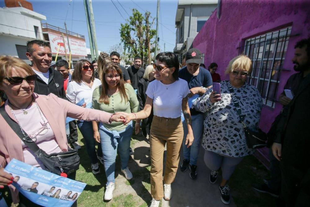 Mayra Mendoza recorrió el barrio La Cañada