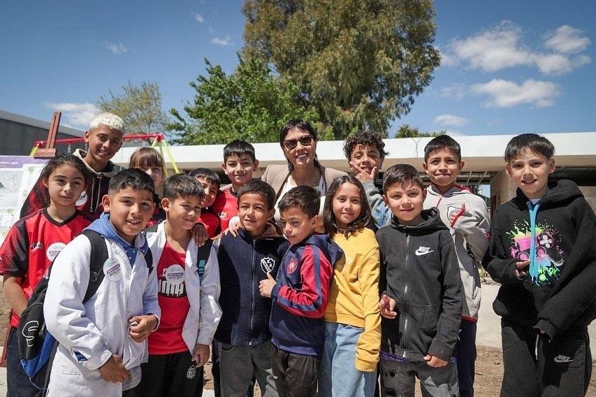 Mayra Mendoza recorrió la obra del Polideportivo "Cristina Corazón"