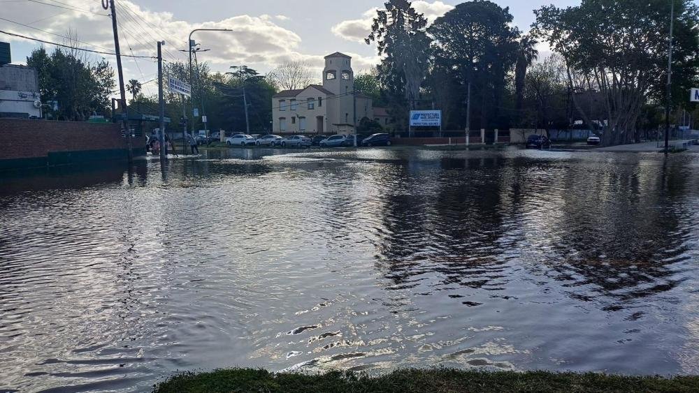 Desbordó el rio y hay alerta por fuerte crecida