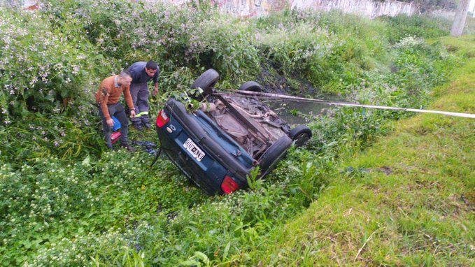 Choque y vuelco en la autopista