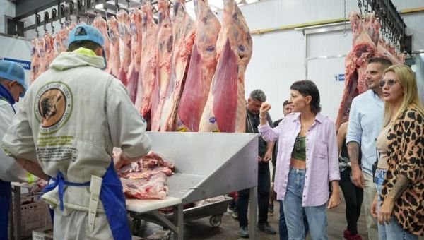 Mayra Mendoza visitó una carnicería y le entregó la habilitación al dueño