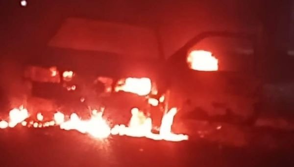 Prendieron fuego un auto en La Matera: Sospechan que sería robado
