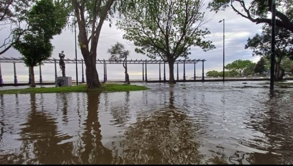 Inundación en La Ribera y alerta por más crecidas durante todo el día