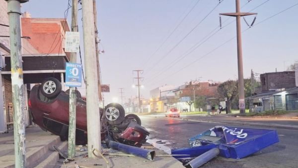 Volcaron con el auto y destrozaron el cartel de una heladería