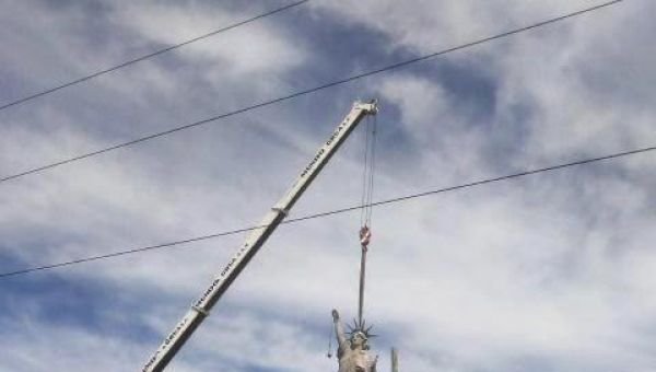 Retiraron la "Estatua de la Libertad" de Quilmes: El adiós a una de las "Ocho Maravillas" del Conurbano