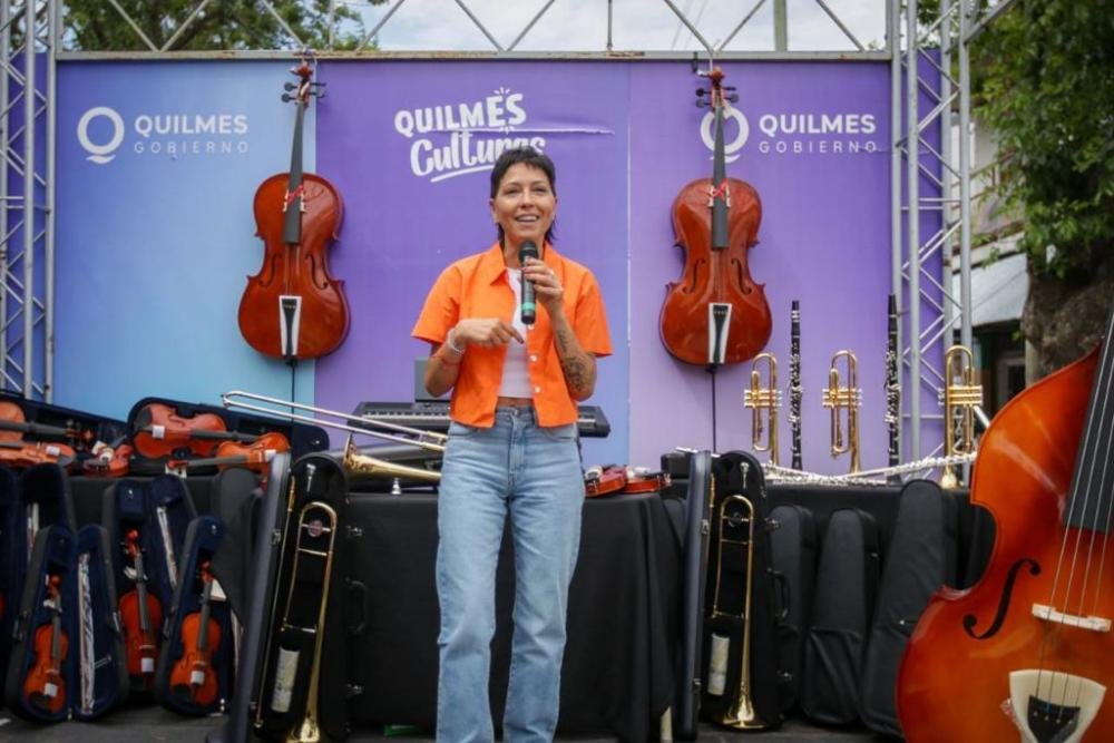 Mayra Mendoza entregó instrumentos musicales para la orquesta de la ES N° 23