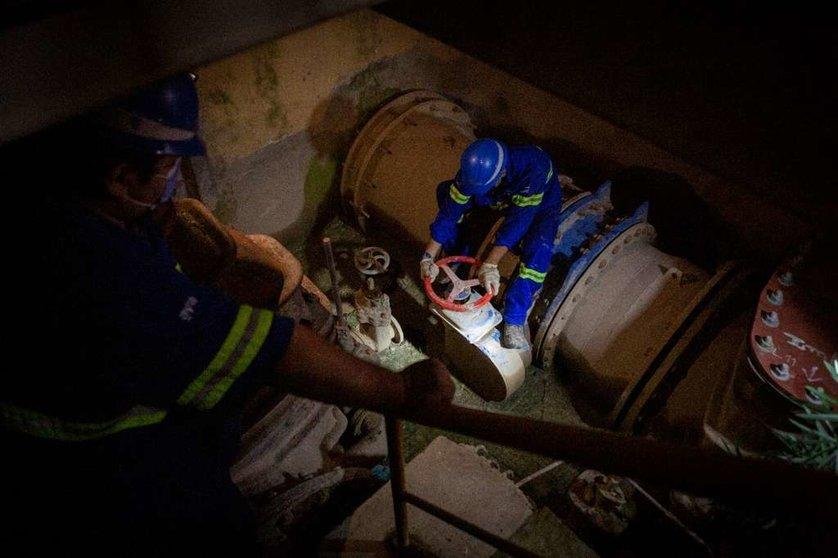 AySA trabaja en la reparación de una cañería de distribución en Avellaneda