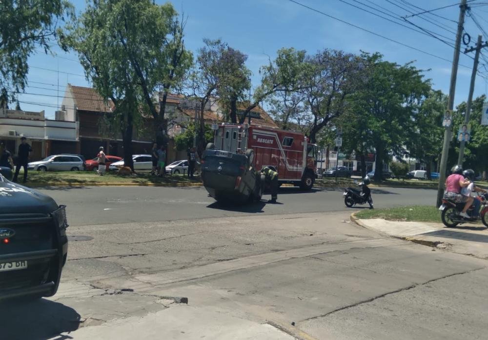 Un conductor herido tras un choque y vuelco