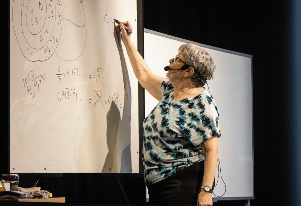La docente youtuber, María Inés Baragatti, brindó una clase magistral de matemáticas