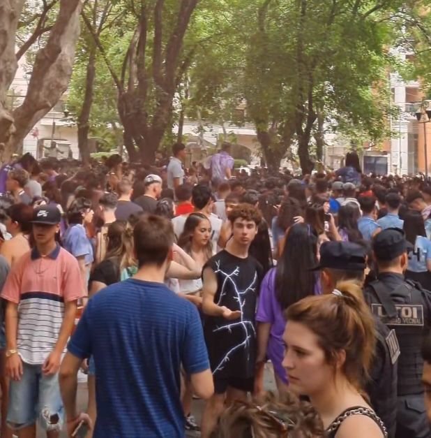 Estudiantes de Quilmes celebraron el fin de la cursada con una caravana por la ciudad
