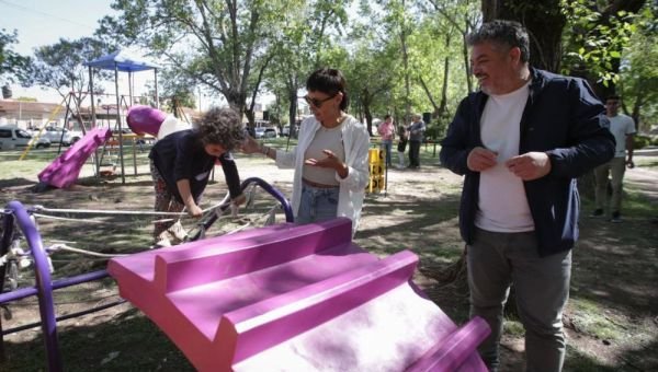 Mayra Mendoza supervisó las obras de renovación en la Plaza "12 de Octubre"