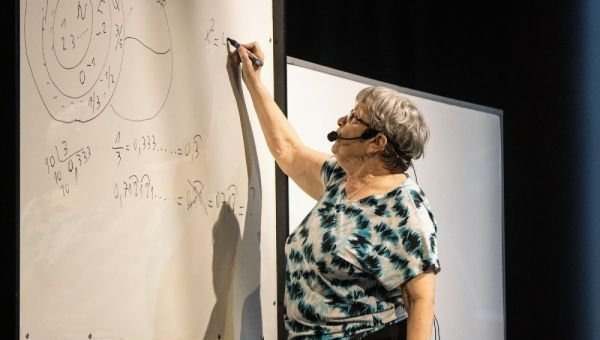 La docente youtuber, María Inés Baragatti, brindó una clase magistral de matemáticas