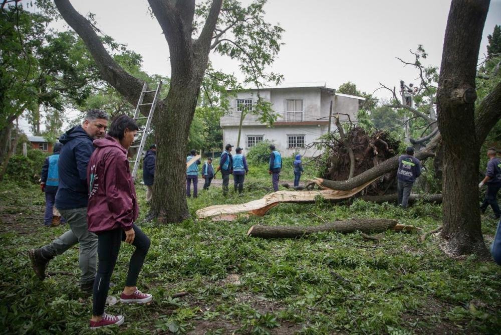 Mayra Mendoza encabezó operativo de limpieza y ayuda a vecinos por el temporal