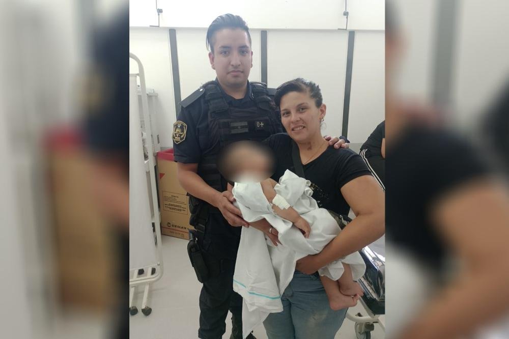 Policías salvaron la vida de un bebé de 9 meses