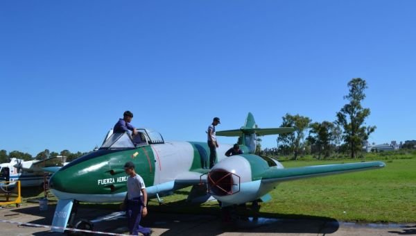 La historia de los alumnos de la IMPA que restauraron un avión de la Segunda Guerra Mundial