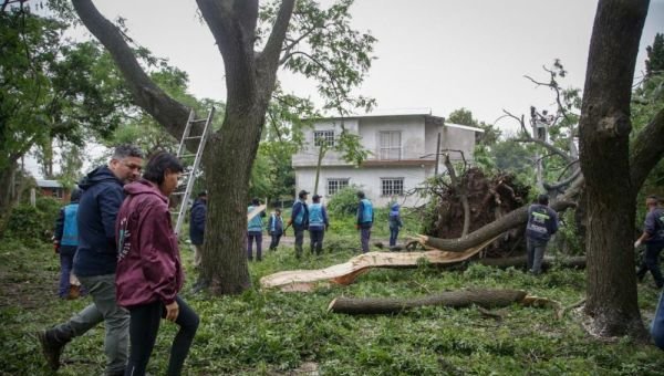 Mayra Mendoza encabezó operativo de limpieza y ayuda a vecinos por el temporal