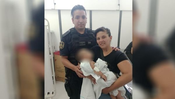 Policías salvaron la vida de un bebé de 9 meses