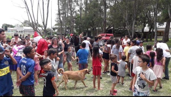 Papá Noel repartió alegría y solidaridad en La Ribera de la mano de la Línea 85