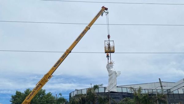 La Estatua de la Libertad de Quilmes volvió a ser colocada en su histórico lugar