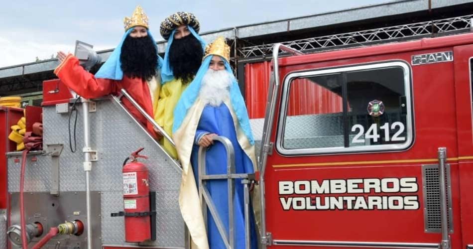 Bomberos y los Reyes Magos reciben caramelos para repartir a los niños